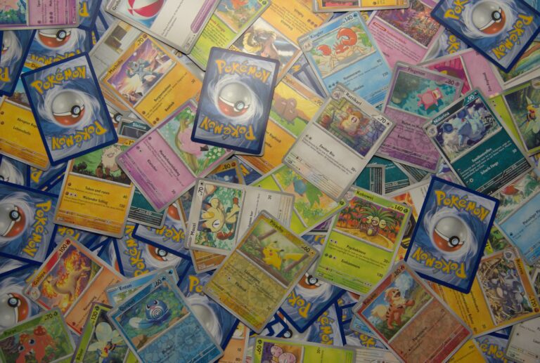 Cartes Pokémon rares étalées sur une table