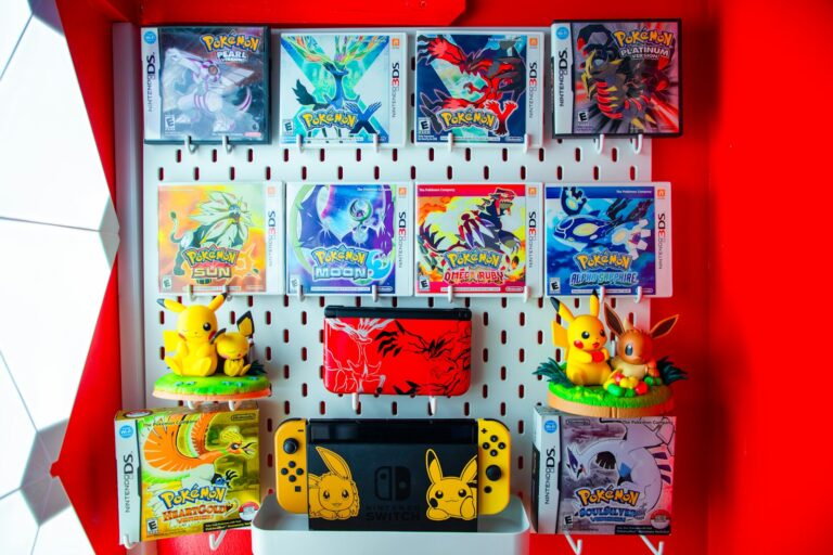 Présentoir de cartes Pokémon avec figurines