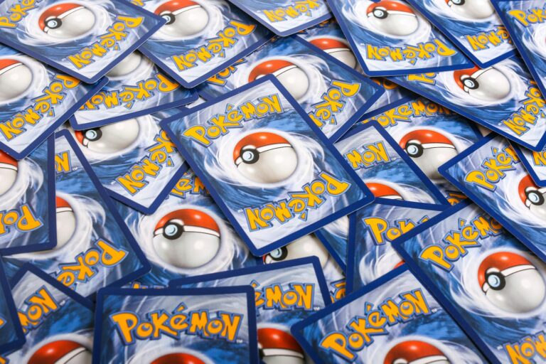 Pile de cartes Pokémon empilées